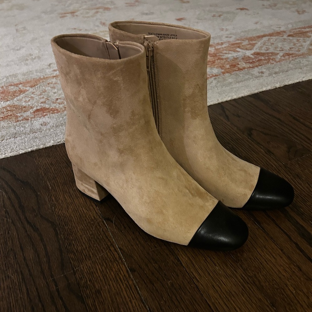 Women’s Tan/black toe, Brand new never worn,
Size 7.5 run small